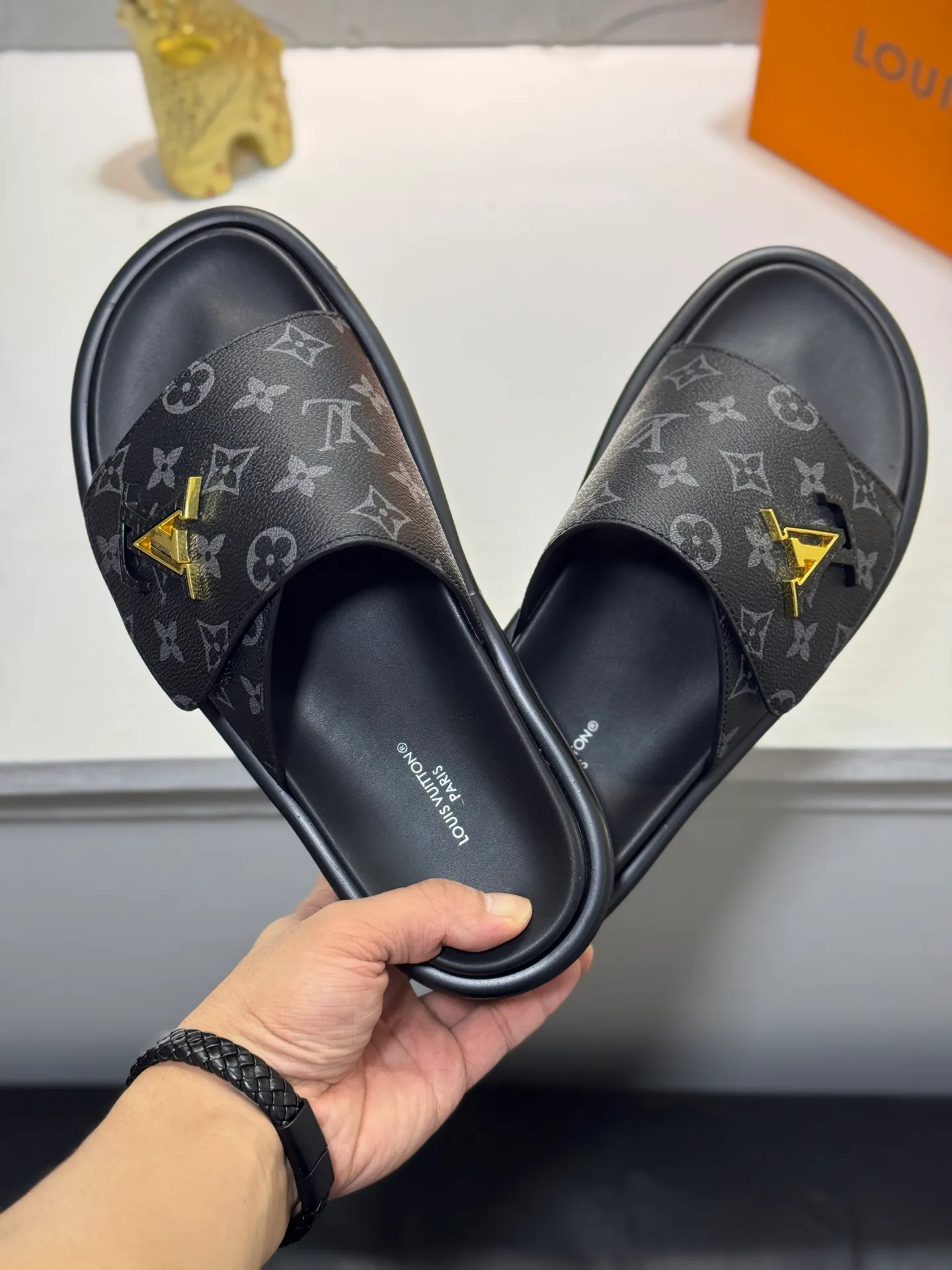 Men's Men's Shoes💰360 [New Style]🦇🦇Top Original [Louis Vuitton] Slippers for Couples👫Spring and Summer Style🎯🎯As an active family in the fashion industry ⭐ Lv takes bold innovation as its true nature ⚡Fabric and floral with hardware🔥Clean and neat ⚡Fashionable and elegant🌹Multiple colors available Size: 36-44 (45. Customized